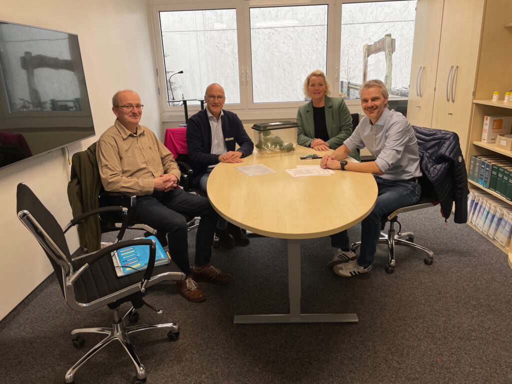 Mit Unterzeichnung des Kooperationsvertrages zwischen dem Nepomucenum in Rietberg und der GEG, Gesellschaft zur Entsorgung von Abfällen Kreis Gütersloh mbH, sind die Themen Umweltbildung und Abfallwirtschaft offiziell fest im Lehrplan verankert. Dr. Andreas Husicka (Fachbereichskoordinator für MINT), Michael Dierkes, Ilka Kleikemper (beide GEG) und Schulleiter Matthias Stolper (v.l.) unterzeichneten den Vertrag .