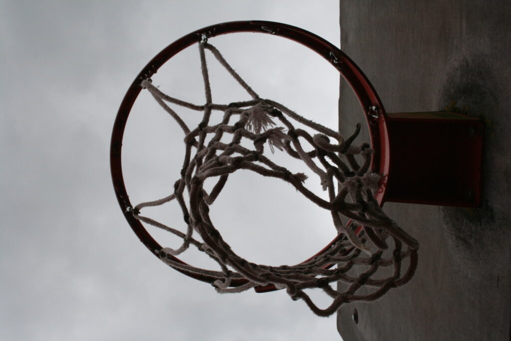 Ein Basketballkorb von unten.