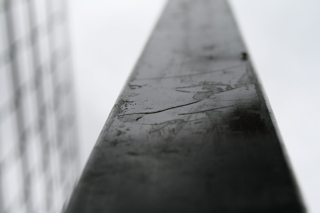 Ein Metallpfosten.