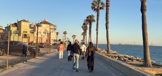 Personen gehen in Spanien auf einer Straße entlang.